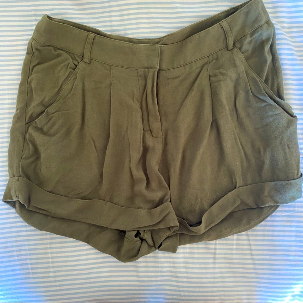 Bella Luxx army green shorts XS